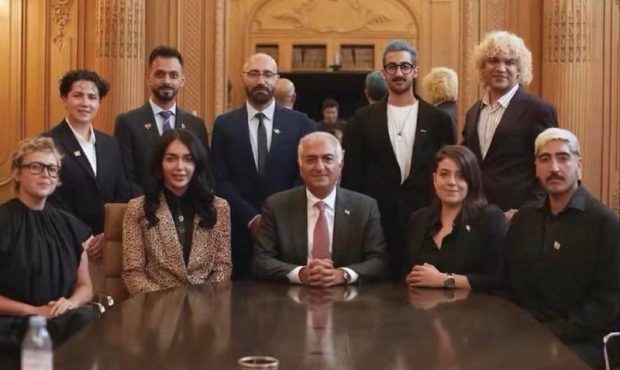 دیدار رضا پهلوی با فعالان جامعه مدنی در پاریس دیدار رضا پهلوی با فعالان جامعه مدنی در پاریس